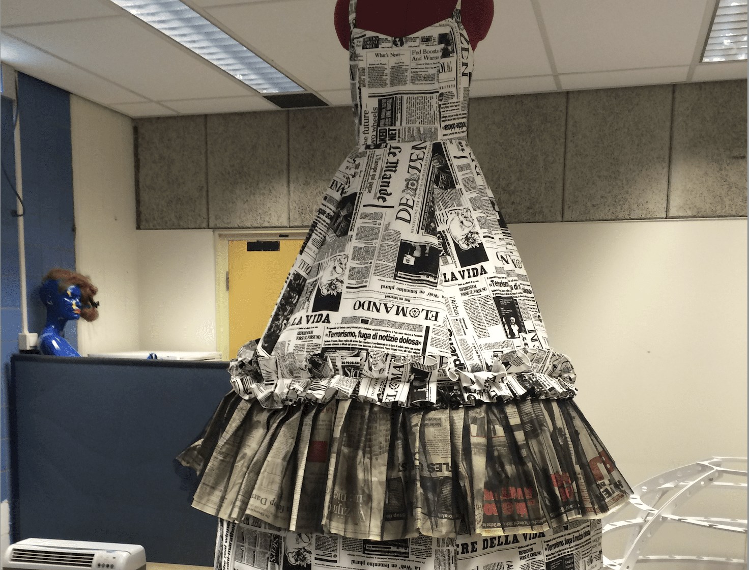 Een uniek project in het PRIMA Atelier: een kostuum gemaakt van kranten van een bekend krantenbedrijf uit België. Een precisie- en breekbaar project, maar heel leuk om aan te werken