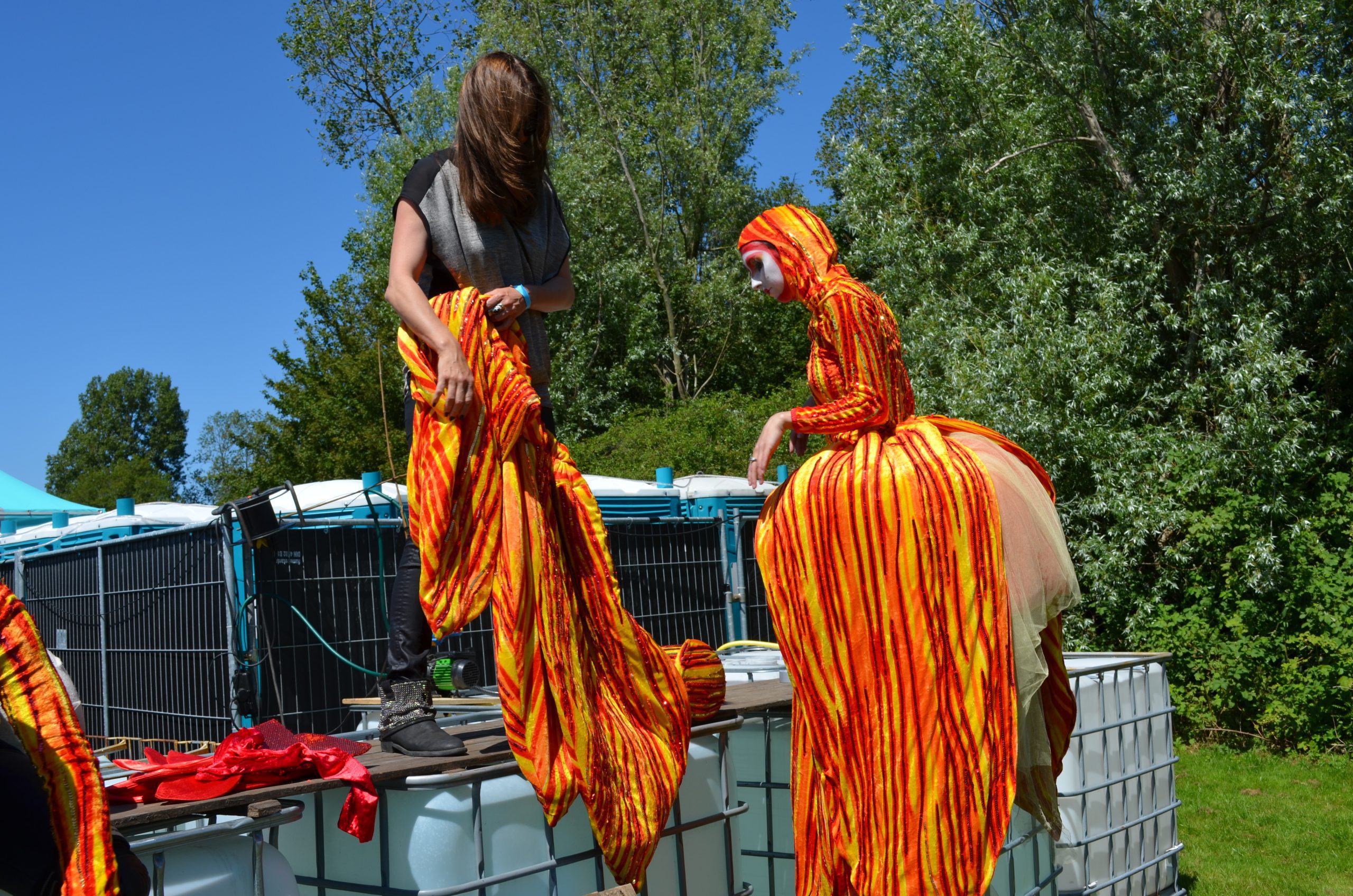 Backstage aanklagers van de steltenlopers act Vrolijk & Fleurig