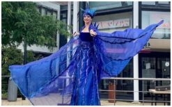 Hoog en laag komen samen in een bijzonder samenspel. De Blue Steltenloper torent elegant boven het publiek uit, terwijl Contact Juggling zorgt voor vloeiende, sierlijke bewegingen. Samen creëren zij een opvallend en verfijnd beeld. Een stijlvol duo met een unieke uitstraling. Perfect voor ontvangst, festivals, openingen en winkelcentra. Met het blauwe thema en de combinatie van dans en jongleren krijgt elk evenement direct extra allure.