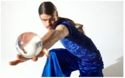 Hoog en laag komen samen in een bijzonder samenspel. De Blue Steltenloper torent elegant boven het publiek uit, terwijl Contact Juggling zorgt voor vloeiende, sierlijke bewegingen. Samen creëren zij een opvallend en verfijnd beeld. Een stijlvol duo met een unieke uitstraling. Perfect voor ontvangst, festivals, openingen en winkelcentra. Met het blauwe thema en de combinatie van dans en jongleren krijgt elk evenement direct extra allure.