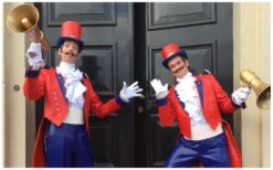 Stap binnen in de wereld van het klassieke circus. De ex Circus Directeuren verwelkomen uw gasten met flair, humor en nostalgie. Hun uitstraling en charme zorgen direct voor aandacht en een glimlach. Stijlvolle gastheren vol karakter. Ze presenteren, kondigen aan en begeleiden het publiek op speelse wijze. Perfect voor ontvangst, beurzen en evenementen met een circus- of theaterthema.