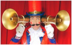 Stap binnen in de wereld van het klassieke circus. De ex Circus Directeuren verwelkomen uw gasten met flair, humor en nostalgie. Hun uitstraling en charme zorgen direct voor aandacht en een glimlach. Stijlvolle gastheren vol karakter. Ze presenteren, kondigen aan en begeleiden het publiek op speelse wijze. Perfect voor ontvangst, beurzen en evenementen met een circus- of theaterthema.