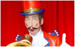 Stap binnen in de wereld van het klassieke circus. De ex Circus Directeuren verwelkomen uw gasten met flair, humor en nostalgie. Hun uitstraling en charme zorgen direct voor aandacht en een glimlach. Stijlvolle gastheren vol karakter. Ze presenteren, kondigen aan en begeleiden het publiek op speelse wijze. Perfect voor ontvangst, beurzen en evenementen met een circus- of theaterthema.