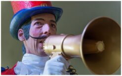 Stap binnen in de wereld van het klassieke circus. De ex Circus Directeuren verwelkomen uw gasten met flair, humor en nostalgie. Hun uitstraling en charme zorgen direct voor aandacht en een glimlach. Stijlvolle gastheren vol karakter. Ze presenteren, kondigen aan en begeleiden het publiek op speelse wijze. Perfect voor ontvangst, beurzen en evenementen met een circus- of theaterthema.