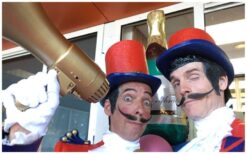 Stap binnen in de wereld van het klassieke circus. De ex Circus Directeuren verwelkomen uw gasten met flair, humor en nostalgie. Hun uitstraling en charme zorgen direct voor aandacht en een glimlach. Stijlvolle gastheren vol karakter. Ze presenteren, kondigen aan en begeleiden het publiek op speelse wijze. Perfect voor ontvangst, beurzen en evenementen met een circus- of theaterthema.