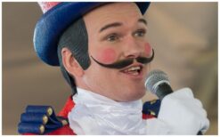 Stap binnen in de wereld van het klassieke circus. De ex Circus Directeuren verwelkomen uw gasten met flair, humor en nostalgie. Hun uitstraling en charme zorgen direct voor aandacht en een glimlach. Stijlvolle gastheren vol karakter. Ze presenteren, kondigen aan en begeleiden het publiek op speelse wijze. Perfect voor ontvangst, beurzen en evenementen met een circus- of theaterthema.