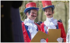 Stap binnen in de wereld van het klassieke circus. De ex Circus Directeuren verwelkomen uw gasten met flair, humor en nostalgie. Hun uitstraling en charme zorgen direct voor aandacht en een glimlach. Stijlvolle gastheren vol karakter. Ze presenteren, kondigen aan en begeleiden het publiek op speelse wijze. Perfect voor ontvangst, beurzen en evenementen met een circus- of theaterthema.