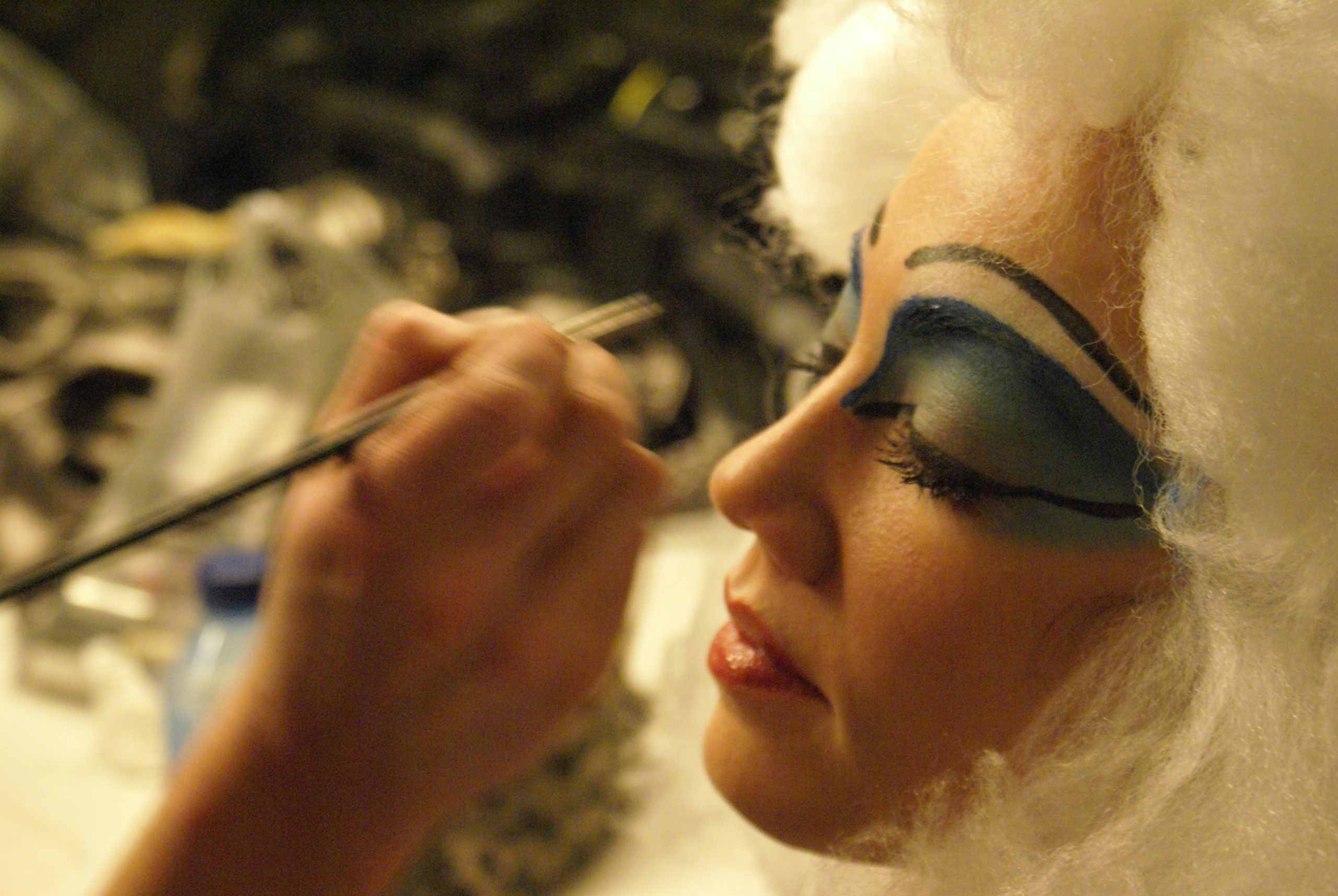 Visagie is een essentieel onderdeel voor onze artiesten bij boekingen. Make-up zet de finishing touch op het kostuum