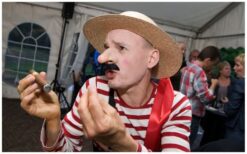 🇮🇹 Breng de charme van Venetië naar uw evenement! De Italiaanse Gondelier op Stelten zorgt voor een betoverende sfeer met zijn elegante voorkomen en traditionele kostuum. Hij beweegt sierlijk door het publiek en laat iedereen genieten van de romantiek van Italië. Met een warme stem zingt hij bekende Italiaanse liederen zoals