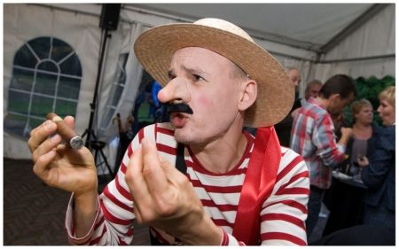🇮🇹 Breng de charme van Venetië naar uw evenement! De Italiaanse Gondelier op Stelten zorgt voor een betoverende sfeer met zijn elegante voorkomen en traditionele kostuum. Hij beweegt sierlijk door het publiek en laat iedereen genieten van de romantiek van Italië. Met een warme stem zingt hij bekende Italiaanse liederen zoals "O Sole Mio" en verrast hij uw gasten met een unieke belevenis. Perfect voor ontvangsten, festivals of Italiaanse thema-events. Een onvergetelijke act die gegarandeerd indruk maakt!