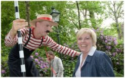 🇮🇹 Breng de charme van Venetië naar uw evenement! De Italiaanse Gondelier op Stelten zorgt voor een betoverende sfeer met zijn elegante voorkomen en traditionele kostuum. Hij beweegt sierlijk door het publiek en laat iedereen genieten van de romantiek van Italië. Met een warme stem zingt hij bekende Italiaanse liederen zoals