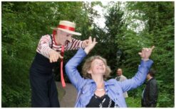 🇮🇹 Breng de charme van Venetië naar uw evenement! De Italiaanse Gondelier op Stelten zorgt voor een betoverende sfeer met zijn elegante voorkomen en traditionele kostuum. Hij beweegt sierlijk door het publiek en laat iedereen genieten van de romantiek van Italië. Met een warme stem zingt hij bekende Italiaanse liederen zoals