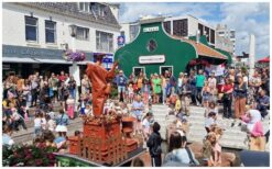 Een stil figuur die toch direct alle aandacht trekt. Het Waterdrager Levend Standbeeld staat symbool voor vernieuwing en stroming. Met water als centraal element ontstaat een rustgevend en bijzonder beeld. Geschikt voor binnen en buiten. Binnen stroomt water uit een kruik, buiten zorgen spuitende vingers voor een verrassend effect. Een opvallende act voor ontvangst, festivals en winkelcentra met een water- of brons thema.