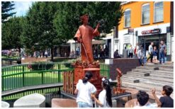 Een stil figuur die toch direct alle aandacht trekt. Het Waterdrager Levend Standbeeld staat symbool voor vernieuwing en stroming. Met water als centraal element ontstaat een rustgevend en bijzonder beeld. Geschikt voor binnen en buiten. Binnen stroomt water uit een kruik, buiten zorgen spuitende vingers voor een verrassend effect. Een opvallende act voor ontvangst, festivals en winkelcentra met een water- of brons thema.