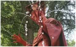 Een stil figuur die toch direct alle aandacht trekt. Het Waterdrager Levend Standbeeld staat symbool voor vernieuwing en stroming. Met water als centraal element ontstaat een rustgevend en bijzonder beeld. Geschikt voor binnen en buiten. Binnen stroomt water uit een kruik, buiten zorgen spuitende vingers voor een verrassend effect. Een opvallende act voor ontvangst, festivals en winkelcentra met een water- of brons thema.