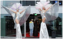 Dansende Diamond Girls Steltenlopers: Glitter, glamour en spektakel! ✨ Deze sprankelende steltenlopers brengen feestelijke energie en elegantie naar elk evenement. Met hun indrukwekkende dansmoves en speelse interactie zorgen ze voor een onvergetelijke ervaring. Ze laten het publiek stralen en creëren een bruisende sfeer! Of het nu een festival, beurs, bruiloft of themafeest is, de Diamond Girls passen zich moeiteloos aan. Met thema’s zoals Brazilië en Las Vegas voegen ze extra glamour toe. Boek nu en geef jouw evenement een schitterende en feestelijke touch!