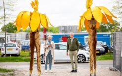 De Gouden Bloemen Steltenlopers brengen een kleurrijke en zomerse sfeer naar elk evenement. Met hun gouden bloemenkostuums bewegen ze sierlijk hoog boven het publiek. Een opvallende steltenlopers act die meteen de aandacht trekt. Perfect voor festivals, winkelcentra, bruiloften en lente- of zomerevenementen. De bloemen zorgen voor vrolijke interactie en mooie fotomomenten. Een mobiele act die kleur en sfeer toevoegt aan elk evenement.