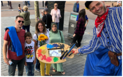 Ervaar een hartelijke ontvangst met de Hollandse Boeren Steltenlopers! Vrolijke interactie en prachtige klederdracht voor elk evenement. Boek nu!