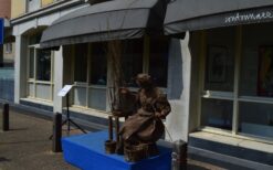 Mandenvlechtster huren? Authentiek levend ambacht voor festival, beurs of winkelcentrum. Sfeervolle animatie met traditionele mandenvlechtkunst en live demonstratie op locatie