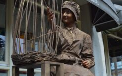 Mandenvlechtster huren? Authentiek levend ambacht voor festival, beurs of winkelcentrum. Sfeervolle animatie met traditionele mandenvlechtkunst en live demonstratie op locatie