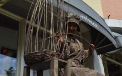 Mandenvlechtster huren? Authentiek levend ambacht voor festival, beurs of winkelcentrum. Sfeervolle animatie met traditionele mandenvlechtkunst en live demonstratie op locatie