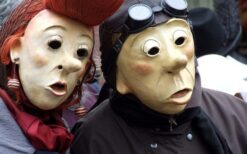 Het Motor Duo is een komische straattheateract met maskerpersonages op een kleine motor. Mobiel entertainment vol humor en interactie, perfect voor festivals, winkelcentra en publieksevenementen.