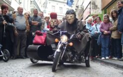 Het Motor Duo is een komische straattheateract met maskerpersonages op een kleine motor. Mobiel entertainment vol humor en interactie, perfect voor festivals, winkelcentra en publieksevenementen.