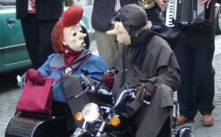 Het Motor Duo is een komische straattheateract met maskerpersonages op een kleine motor. Mobiel entertainment vol humor en interactie, perfect voor festivals, winkelcentra en publieksevenementen.