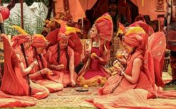 Oosterse parade met steltenlopers, dansers en praalwagen tijdens een 1001 nacht thema parade op een festival of evenement.