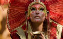 Oosterse parade met steltenlopers, dansers en praalwagen tijdens een 1001 nacht thema parade op een festival of evenement.