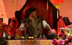 Oosterse parade met steltenlopers, dansers en praalwagen tijdens een 1001 nacht thema parade op een festival of evenement.