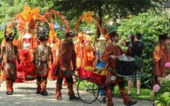 Oosterse parade met steltenlopers, dansers en praalwagen tijdens een 1001 nacht thema parade op een festival of evenement.