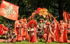 Oosterse parade met steltenlopers, dansers en praalwagen tijdens een 1001 nacht thema parade op een festival of evenement.