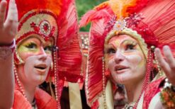 Oosterse parade met steltenlopers, dansers en praalwagen tijdens een 1001 nacht thema parade op een festival of evenement.
