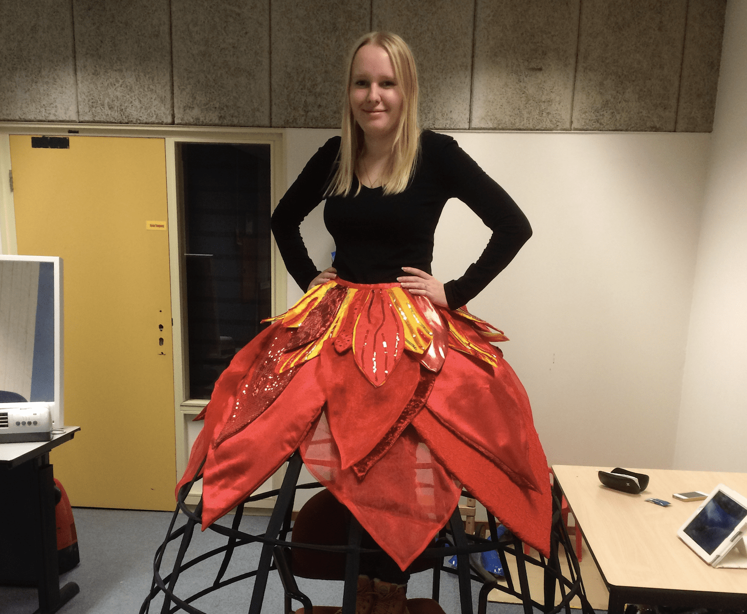 Wanneer je als kostuummaker geen model hebt en zelf een doorpas moet doen. Chantal in haar element, volledig gefocust op haar werk!