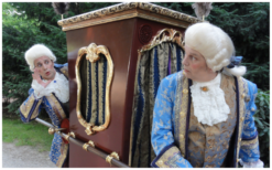 Ervaar de magie van de Mobiele Theatrale Lakeien met draagkoetsje op uw evenement. Breng een vleugje koninklijke grandeur en lichtvoetig vermaak naar uw publiek. Neem vandaag nog contact met ons op!