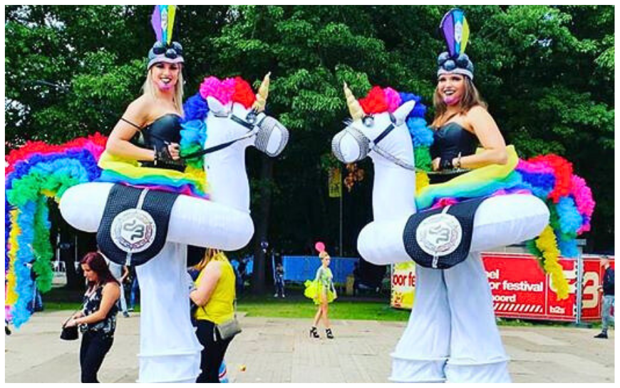 Eenhoorns Steltenlopers brengen mythische magie, kleur en fantasie naar elk event. Majestueus, interactief en perfect voor festivals, kinderentertainment, ontvangst en unicorn-thema’s. Een betoverende blikvanger.