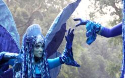 Blauwe winterelfjes steltenlopers tijdens een winterwonderland steltenlopers act op een kerstmarkt of winter evenement.