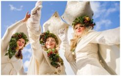 Boek De Witte Feeën Steltenlopers voor magisch en interactief entertainment. Perfect voor ontvangst, festivals en winkelcentra. Wensen, glitter en sprookjesachtige sfeer!