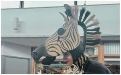 🦓 Laat je verrassen door onze Zebra Steltenlopers! Met hun hoge poten en levensechte zebra-look stelen ze direct de show. Deze unieke act brengt een vleugje jungle naar elk evenement en zorgt voor een magisch welkom. Perfect voor thema’s zoals safari, dieren of natuur. Ze bewegen sierlijk door het publiek en zorgen voor vrolijkheid en verwondering. Een echte blikvanger die je gasten niet snel zullen vergeten!