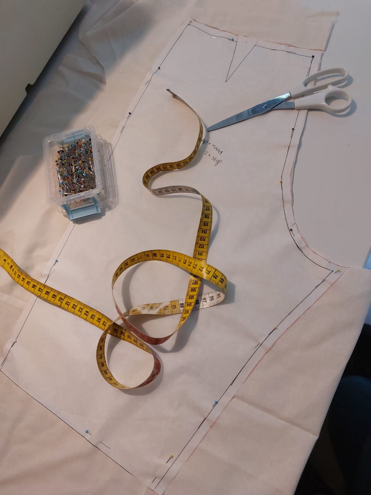 Work in progress @ PRIMA Atelier. Wat wordt hier gemaakt? Dit beeld geeft een intrigerend kijkje achter de schermen van ons atelier, waar creativiteit en vakmanschap samenkomen om unieke en opvallende kostuums te creëren