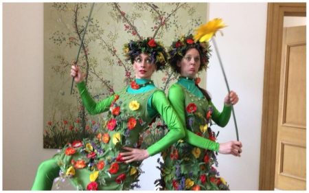 Combinatie Act: Bloemen Meisjes & Red Queens – Twee betoverende acts in één! 🌸👑 Deze unieke combinatie brengt twee bijzondere acts naar jouw evenement. De Bloemen Meisjes zorgen voor een vrolijke en kleurrijke ontvangst, waarbij ze dansend sfeer en energie brengen. Daarna nemen de Red Queens het over met een mysterieuze en elegante stelten- en dansperformance. Perfect voor festivals, beurzen en ontvangstevenementen, waarbij speelsheid en elegantie samenkomen. Met afwisselende optredens binnen 4 uur bieden deze acts een veelzijdige en dynamische beleving. Boek nu en laat je gasten genieten van een indrukwekkende combinatie van kleur en klasse!