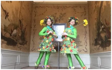 Combinatie Act: Bloemen Meisjes & Red Queens – Twee betoverende acts in één! 🌸👑 Deze unieke combinatie brengt twee bijzondere acts naar jouw evenement. De Bloemen Meisjes zorgen voor een vrolijke en kleurrijke ontvangst, waarbij ze dansend sfeer en energie brengen. Daarna nemen de Red Queens het over met een mysterieuze en elegante stelten- en dansperformance. Perfect voor festivals, beurzen en ontvangstevenementen, waarbij speelsheid en elegantie samenkomen. Met afwisselende optredens binnen 4 uur bieden deze acts een veelzijdige en dynamische beleving. Boek nu en laat je gasten genieten van een indrukwekkende combinatie van kleur en klasse!