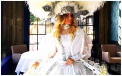 Stijlvolle catering op wielen met de Champagne Diva Warm Wit LED! 🥂✨ Deze elegante diva rijdt rond met een bijzondere champagne-rok op wieltjes, gevuld met meer dan 100 glazen of hapjes. Haar warme witte LED-verlichting geeft een sfeervolle uitstraling, perfect voor chique events. Een unieke en stijlvolle manier om gasten te verwennen! Of het nu een bruiloft, bedrijfsfeest of beurs is, de Champagne Diva past zich moeiteloos aan elk thema aan. Dankzij de subtiele verlichting zorgt ze voor extra sfeer, vooral in de avond. Boek nu en geef jouw event een exclusieve touch!