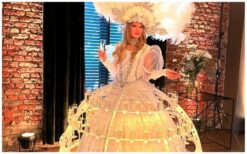 Stijlvolle catering op wielen met de Champagne Diva Warm Wit LED! 🥂✨ Deze elegante diva rijdt rond met een bijzondere champagne-rok op wieltjes, gevuld met meer dan 100 glazen of hapjes. Haar warme witte LED-verlichting geeft een sfeervolle uitstraling, perfect voor chique events. Een unieke en stijlvolle manier om gasten te verwennen! Of het nu een bruiloft, bedrijfsfeest of beurs is, de Champagne Diva past zich moeiteloos aan elk thema aan. Dankzij de subtiele verlichting zorgt ze voor extra sfeer, vooral in de avond. Boek nu en geef jouw event een exclusieve touch!