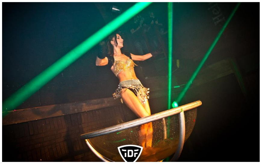 Betover uw gasten met de sensuele Champagne Glas Burlesque Act! Dans, glamour, en champagne voor een onvergetelijke burlesque avond. 🍾