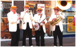 Boek het Witte Smoking Dixieland Looporkest voor een onvergetelijk evenement. Breed repertoire, flexibele bezetting. Swingend of ontspannen, het perfecte geluid voor uw feest!