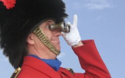 De Engelse Paleis Wachters zijn een komische straattheateract in traditionele Britse uniformen. Perfect voor festivals, winkelcentra en evenementen waar Britse humor, interactie en opvallend ontvangstentertainment centraal staan.