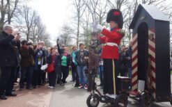 De Engelse Paleis Wachters zijn een komische straattheateract in traditionele Britse uniformen. Perfect voor festivals, winkelcentra en evenementen waar Britse humor, interactie en opvallend ontvangstentertainment centraal staan.