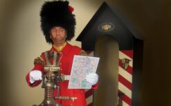 De Engelse Paleis Wachters zijn een komische straattheateract in traditionele Britse uniformen. Perfect voor festivals, winkelcentra en evenementen waar Britse humor, interactie en opvallend ontvangstentertainment centraal staan.